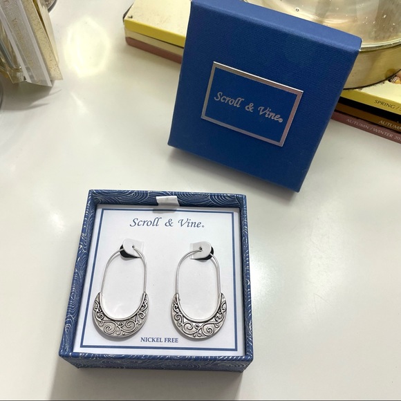 Authentic Scroll & Vine earrings - Picture 3 of 4